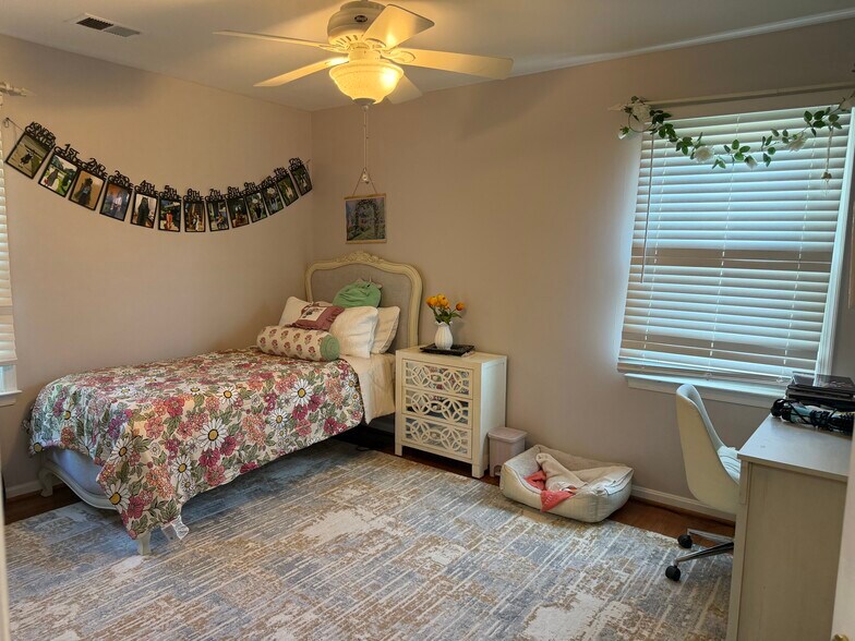 Building Photo - 8715 Shadowlake Way
