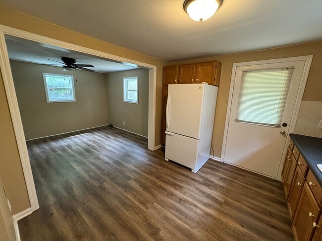 Building Photo - Beautiful 2-bedroom House in Moline with L...