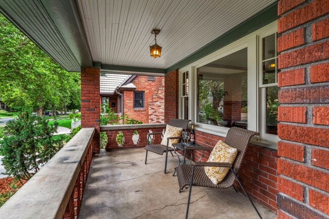Building Photo - 3 Bed 2 Bath South Hill Spokane home offering all the updates..