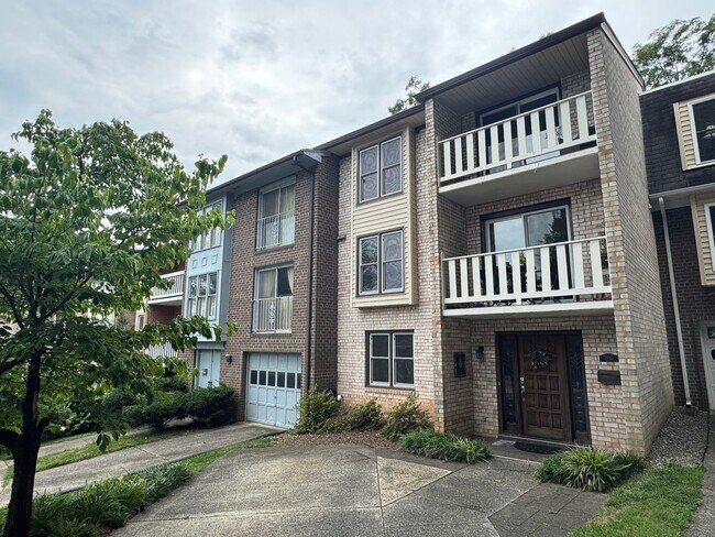 Building Photo - Refreshing 4 Bed 2/2 Bath End Unit Townhom...
