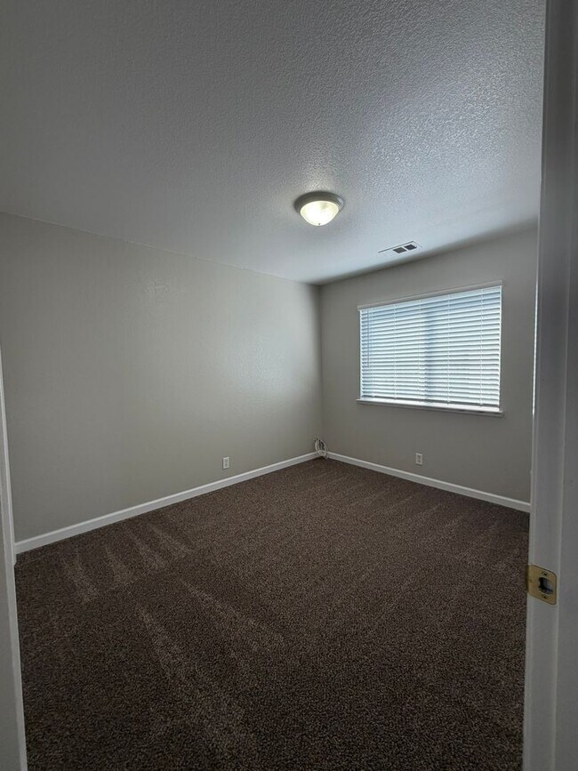 Building Photo - 945 La Dawna St