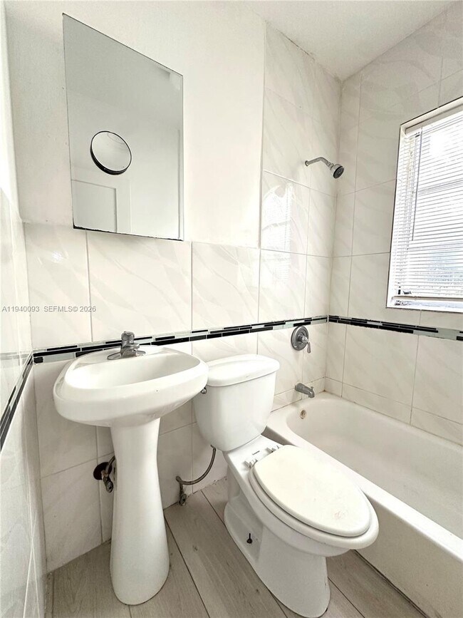 Building Photo - 967 SW 5th St