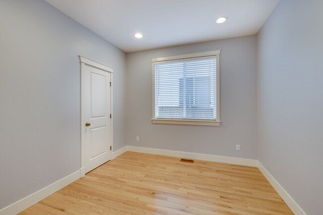Building Photo - 4 Bedroom PLUS Bonus Room at Carriage Park...