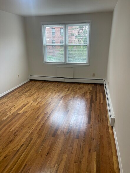 Building Photo - 14911 Roosevelt Ave