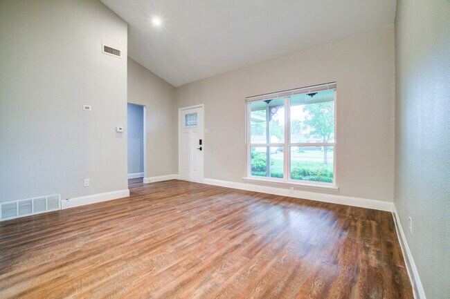 Building Photo - 2608 Driftwood Dr