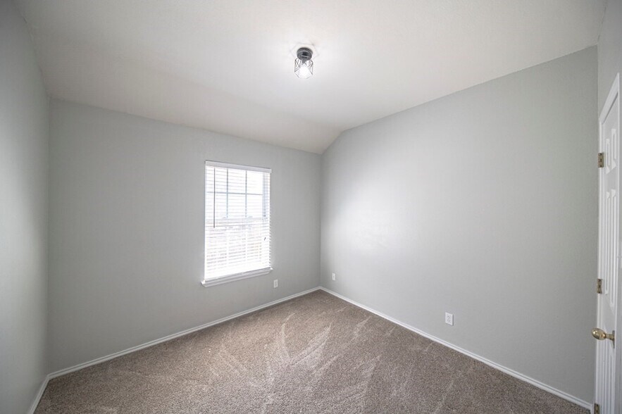 Building Photo - 2207 Medford Ct