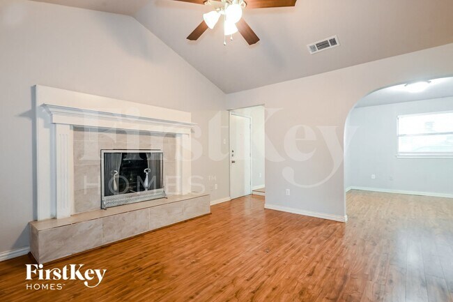 Building Photo - 302 Shorewood Dr