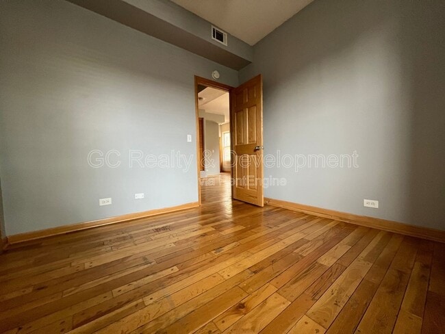 Building Photo - 2145 N Lakewood Ave