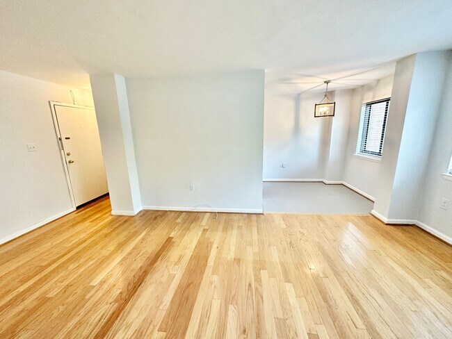 Building Photo - Spacious One Bedroom Condo In the Heart of Dupont - 17th/New Hampshire.