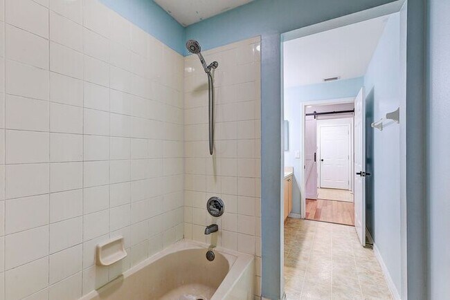 Building Photo - Spacious 4-Bedroom Home in Rivercrest, Riv...