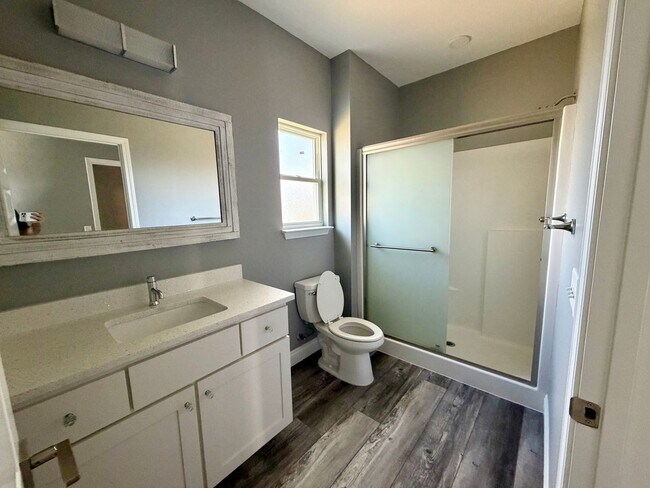 Building Photo - 4 bedroom 3 bath