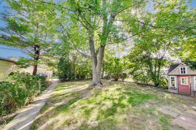Building Photo - 6053 N Keeler Ave