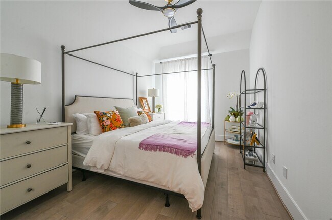 Building Photo - 5233 Darling St