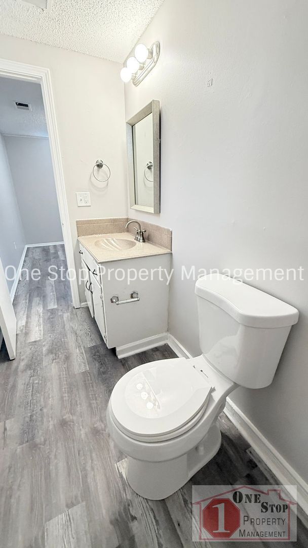 Building Photo - Beautiful 3 Bedroom 2 Bathroom Home in Blu...