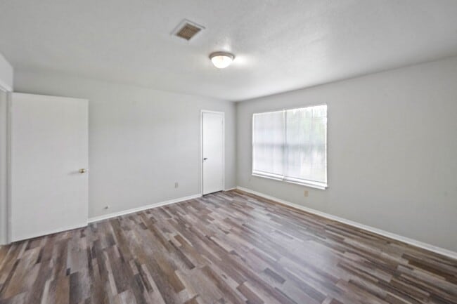 Building Photo - 2729 Main St