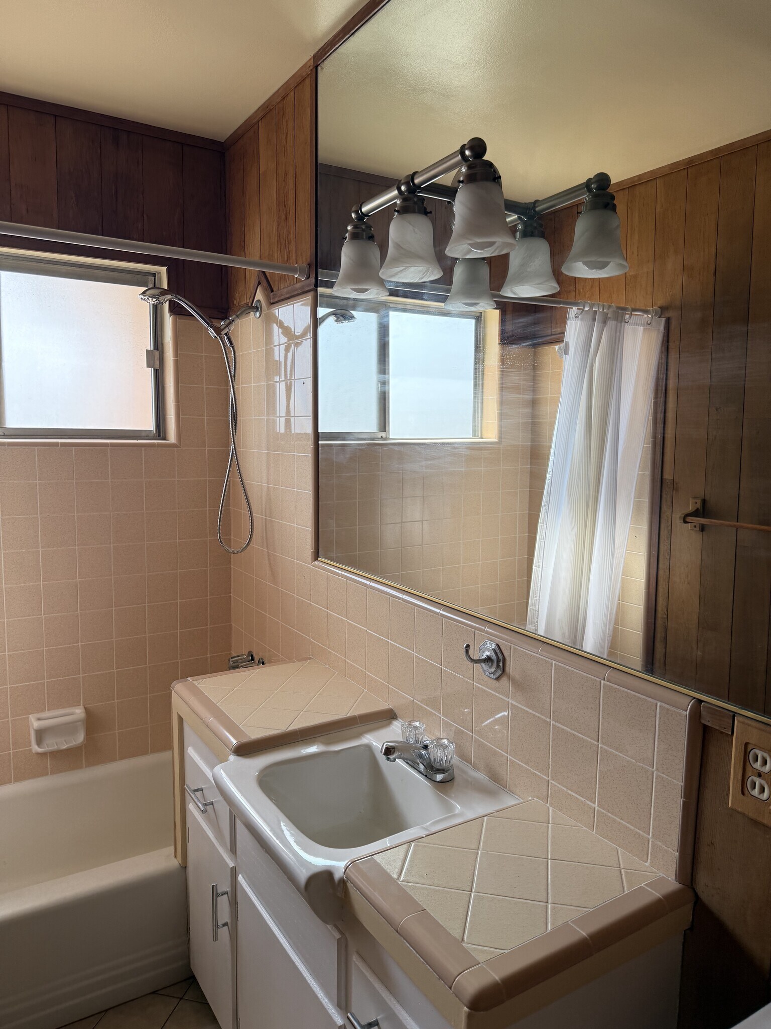 Building Photo - 330 E Fairview Ave