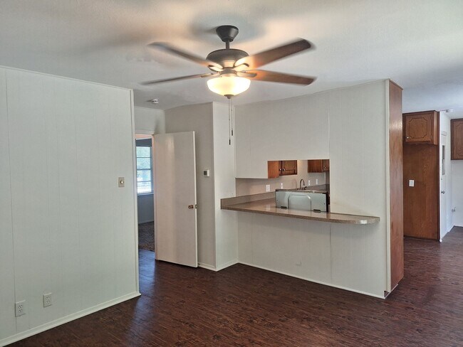 Building Photo - 513 Simmons Dr