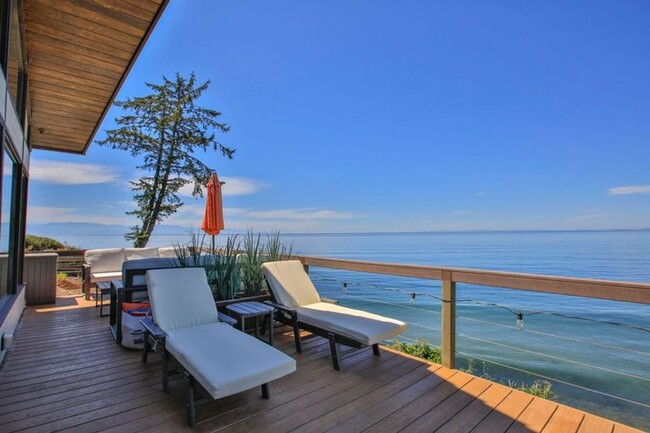 Building Photo - Stunning Furnished Water View Home on West...