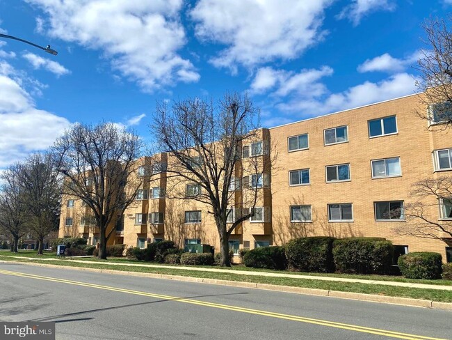 Building Photo - 200 Locust St SE