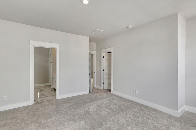 Building Photo - "Resort-Style Living Begins Right at Your ...