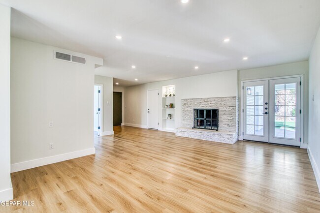 Building Photo - 1210 La Cruz Dr