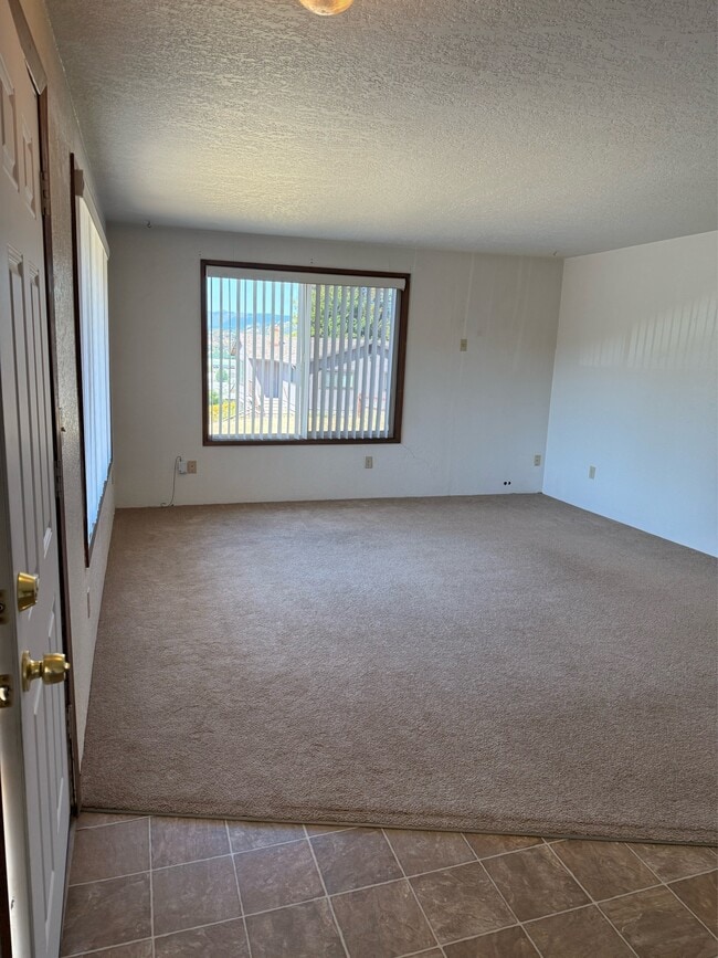 Building Photo - 1036 NE Barager Ave