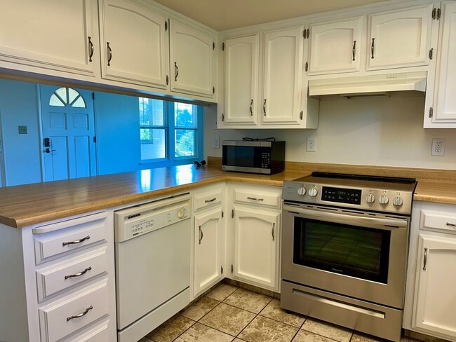 Building Photo - 2 Bedroom 1 Bath Near Downtown Available 8...