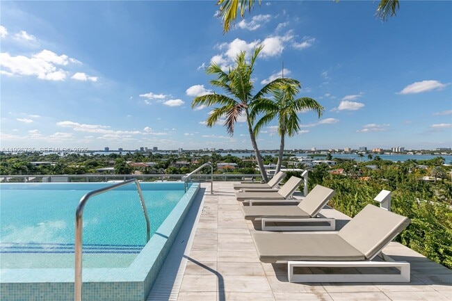 Building Photo - 9940 W Bay Harbor Dr