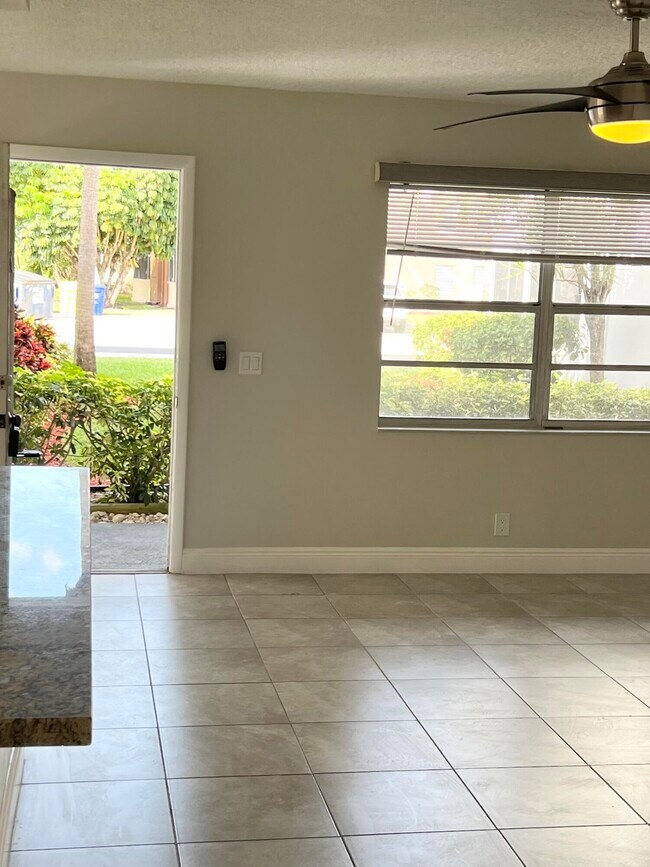 Building Photo - 150 Burgandy Way