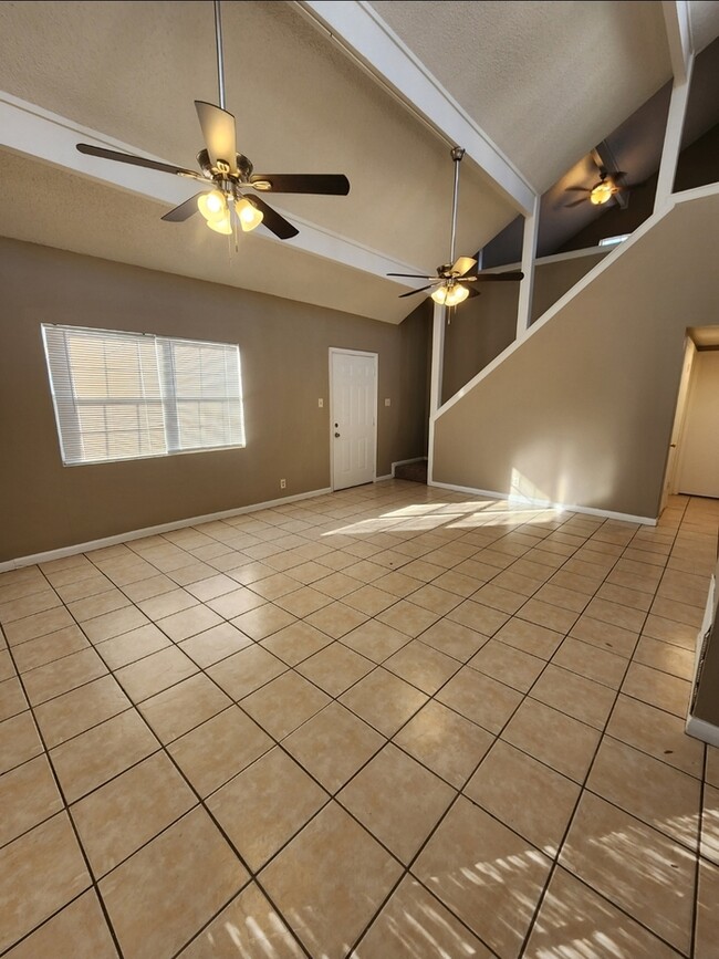 Building Photo - 3 bed 2 bath 2 story townhome, 1 carport