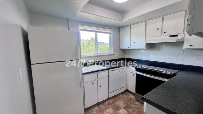 Building Photo - Upper Level 2 BD | 1 BA Apartment w/ Willamette River View - Oregon City