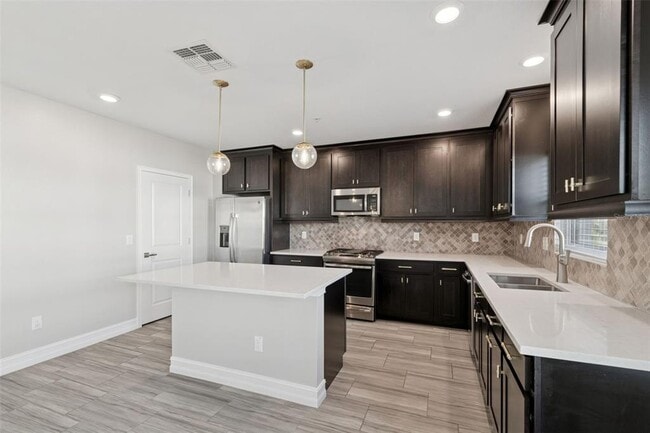 Building Photo - 4921 W Paul Ave