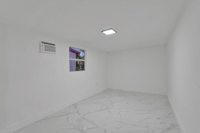 Building Photo - 4138 SW 48th Ct