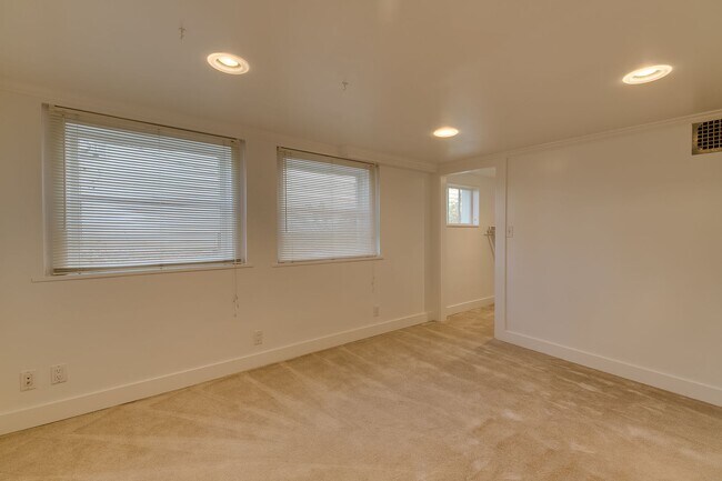 Building Photo - 3Bd/1.75Ba Seattle House