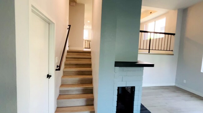 Building Photo - Sun-Drenched Tri-Level Townhome Just Minutes from UCSD & Westfield UTC!