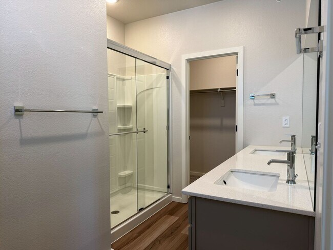 Building Photo - Beautiful Home in Windsor with Internet Included!