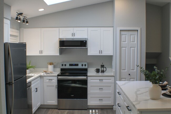 Building Photo - Amazing Everett/Mukilteo Tri-Level Home