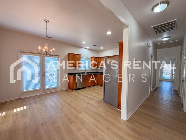 Building Photo - Modern One-Level Living with Pool and Club...