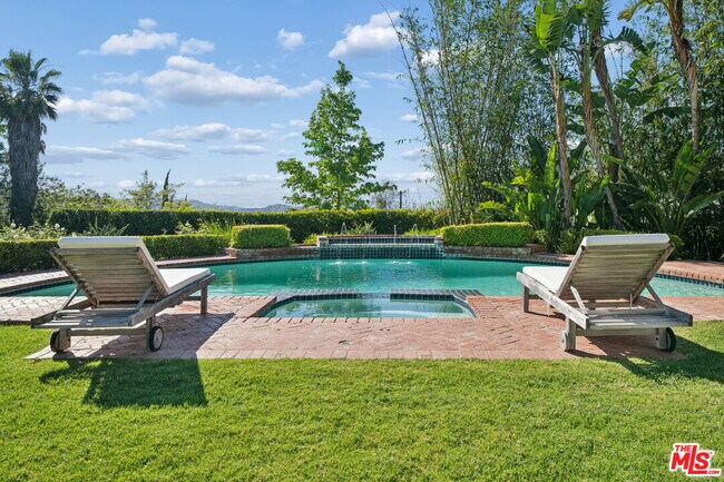 Building Photo - 8050 Mulholland Dr