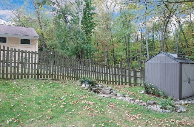 Building Photo - 104 Country Club Rd