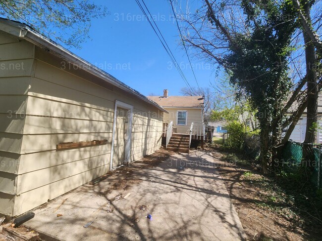 Building Photo - $1,195 - 3 bedroom/ 1 bathroom - Single Family Home
