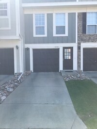 Building Photo - Beautiful 2BR/1.5B Town Home! AVAIL 09/15