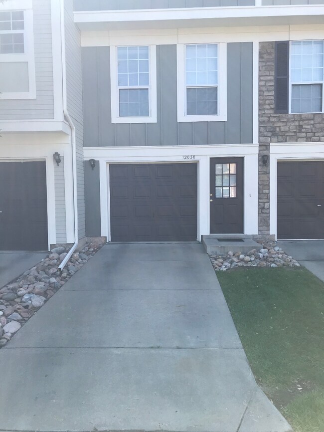 Building Photo - Beautiful 2BR/1.5B Town Home! AVAIL 09/15