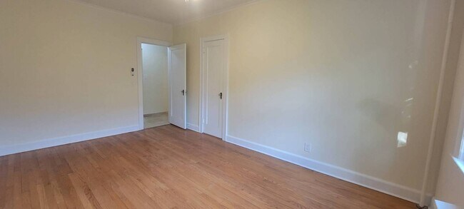 Building Photo - 146 10 St