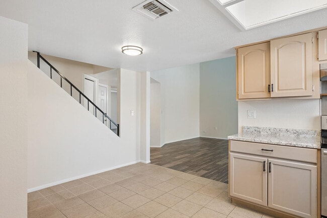 Building Photo - 2423 E Maryland Dr