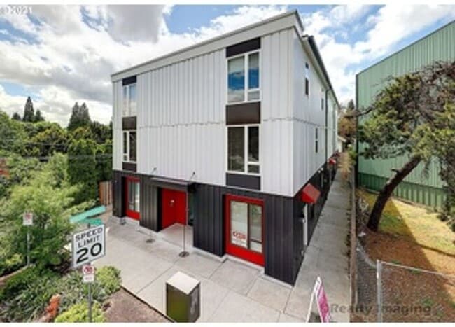 Building Photo - First Floor Front Facing Vibrant Stylish O...