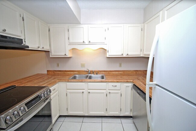 Building Photo - NE Pensacola 2 story  updated townhouse ne...