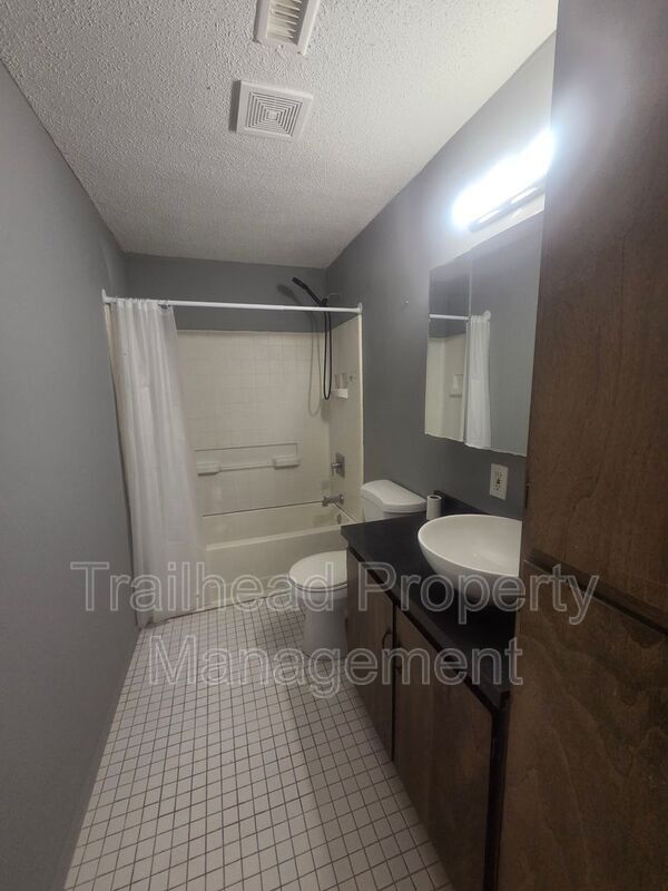 Building Photo - 905 Madison St