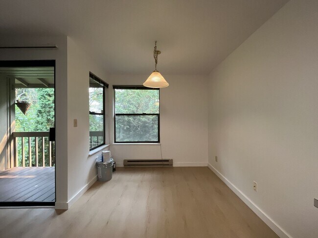 Building Photo - Beautiful Upper-Level Condo in the Heart of Multnomah Village with Private Covered Balcony and In...