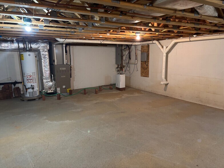 Building Photo - 710 Forest Dr